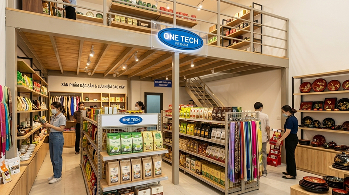Kệ sàn mezzanine ván chống ẩm Kệ sàn mezzanine ván chống ẩm cho cửa hàng đặc sản tại Huế