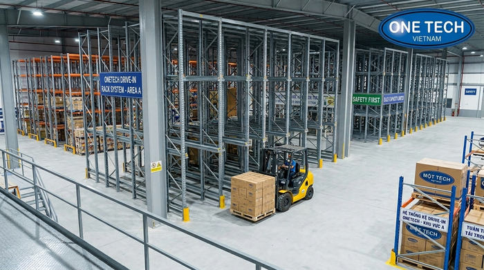 Lối xe nâng trong hệ thống kệ drive in Lối xe nâng đi vào hệ thống kệ drive in